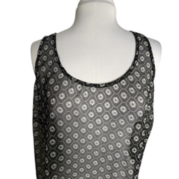 NWOT No Band Labels Abstract Black/White Very Sheer Bust Darts Scoop Neck Size L - Picture 2 of 5